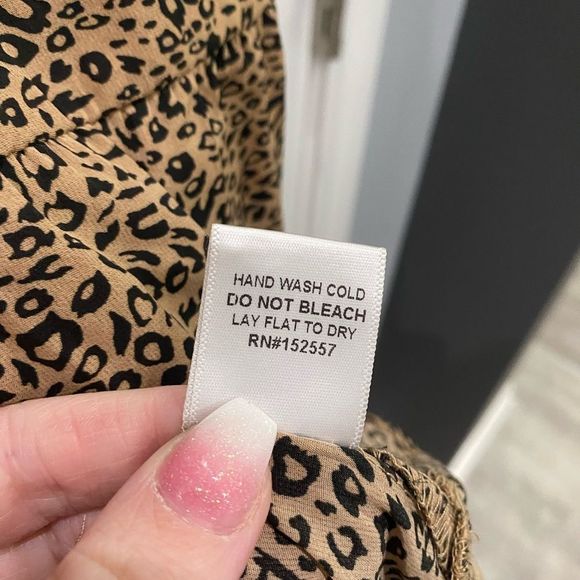 BAEVELY Leopard cheetah animal print tiered high low hem top medium no iron EUC - Picture 4 of 5